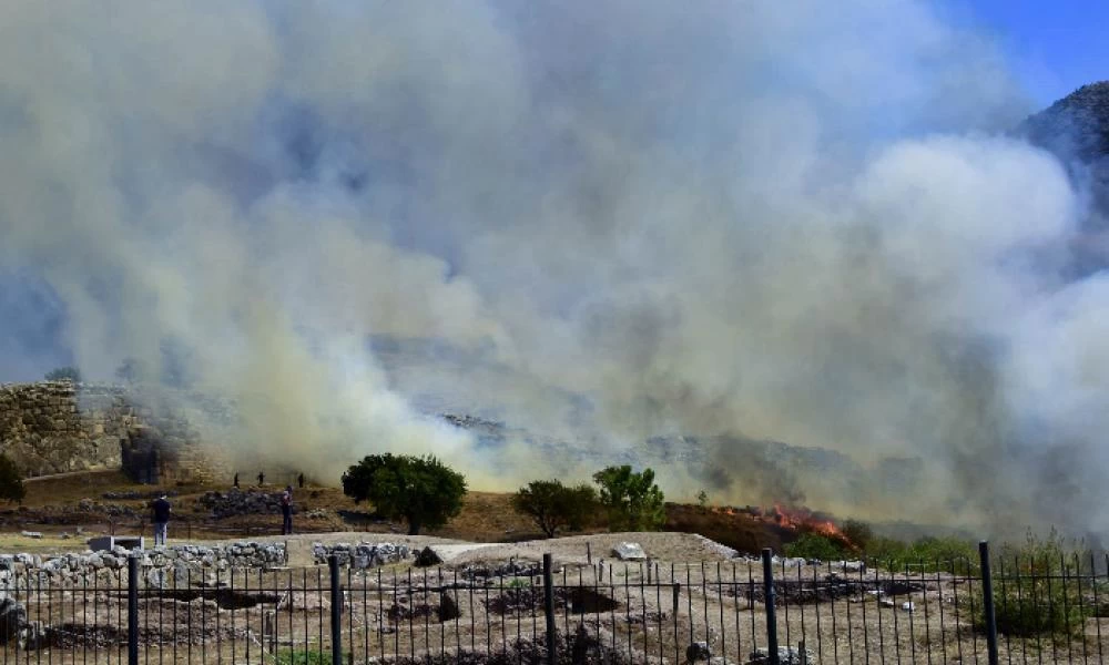 Μυκήνες: Ενισχύονται οι πυροσβεστικές δυνάμεις - Απομακρύνουν πολίτες από τον αρχαιολογικό χώρο